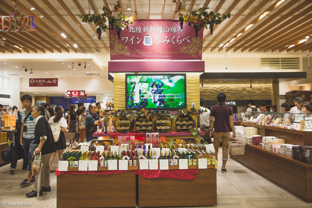 北陸新幹線沿線のワイン飲みくらべ開催中! 金沢駅「おみやげ処」で開催中!!一度に地物ワインが集まることはなかなかないよ!