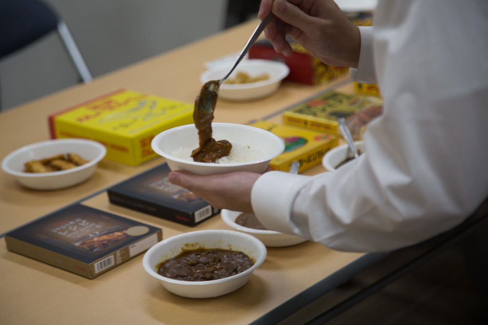 金沢カレーをお土産に!おみやげのプロたちが金沢カレーを食べ比べてみました!オリジナルに近いのはどれなの?