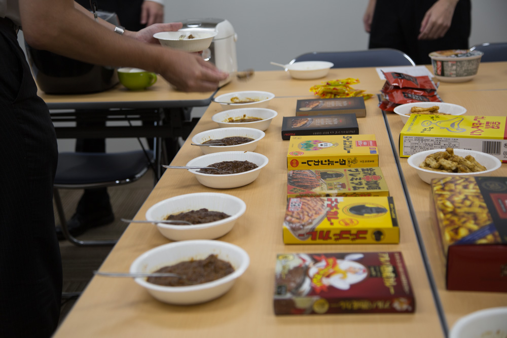 金沢カレーをお土産に!おみやげのプロたちが金沢カレーを食べ比べてみました!オリジナルに近いのはどれなの?